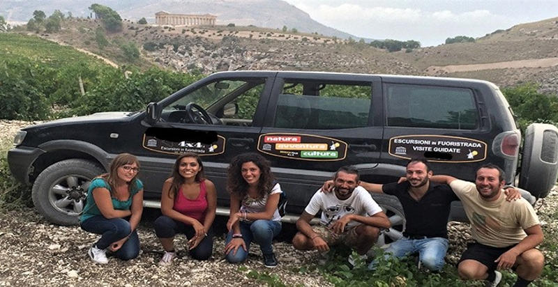 Gruppo di partecipanti al tour in fuoristrada in Sicilia