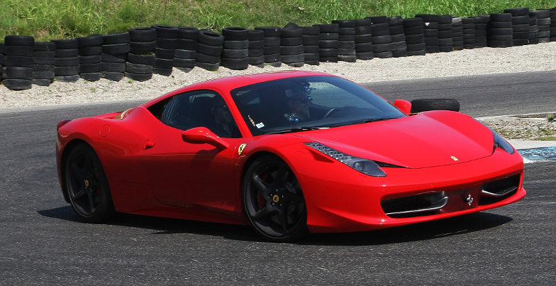 Bambino a bordo di una Ferrari 458 Italia a Varano