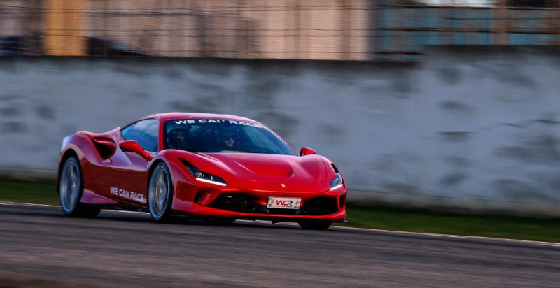 Giro in pista su Ferrari F8 Tributo rossa sul circuito di Limatola in Campania