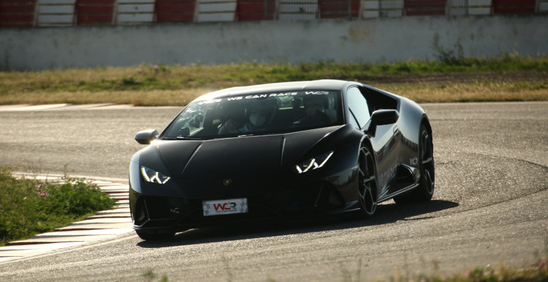 Lamborghini Huracán Evo in piena accelerazione in uscita dalla curva sul tracciato tecnico di Bari