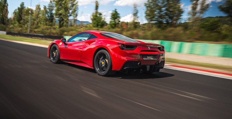 Ferrari 488 GTB in pista a Varano per l'esperienza bambini