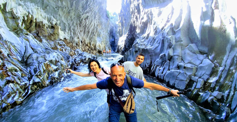 Gole Alcantara: camminata lungo il fiume tra formazioni di basalto