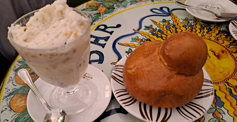 Granita con briosche, colazione tipica siciliana a Taormina