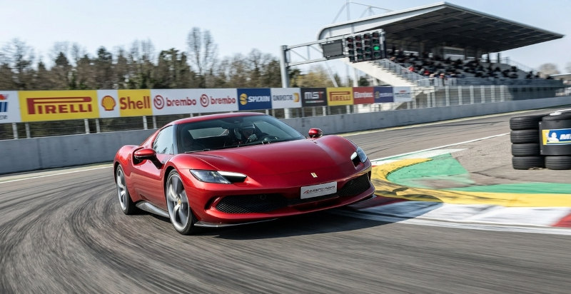 Guida della Ferrari 296 GTB in uscita dalla Parabolica a Monza
