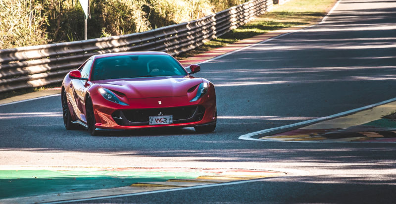 guidare ferrari 812 superfast torre san giovanni