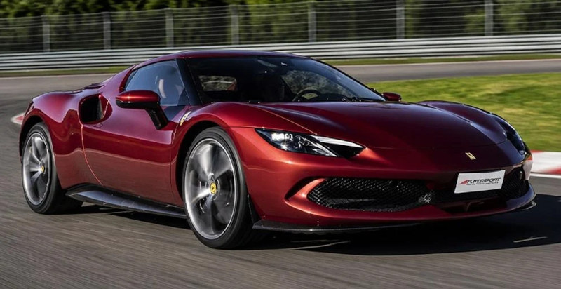 Guida di una Ferrari in pista a Imola, nel cuore della Motor Valley