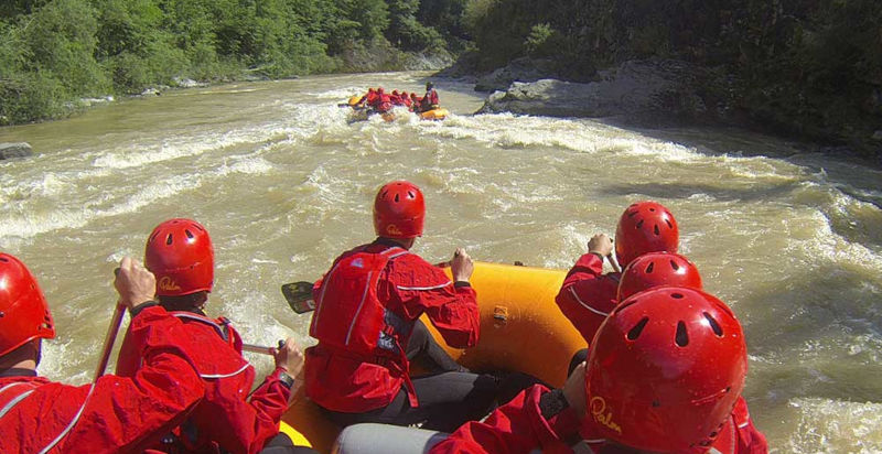 Guida esperta durante un’attività di rafting sicura sul Brembo