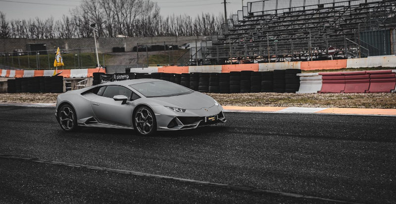 Guidare auto su pista