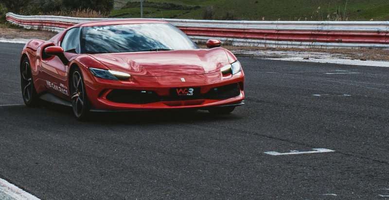 Guidare una Ferrari 296 GTB ad Airola in Campania
