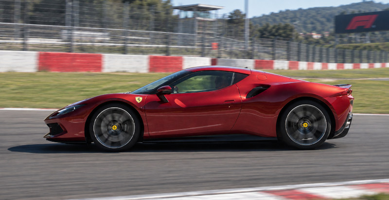 Guidare una Ferrari 296 GTB in pista a San Martino del Lago