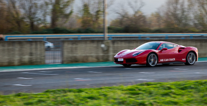 Ferrari 488 GTB rossa in accelerazione sul rettilineo dell'Autodromo di Airola