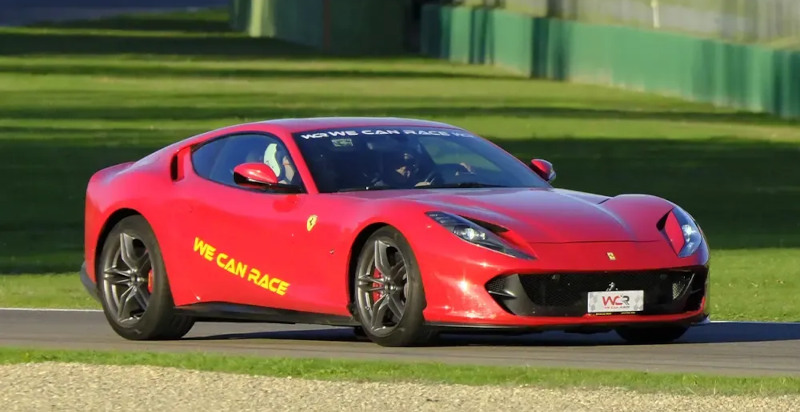 ferrari 812 superfast a Racalmuto sul circuito