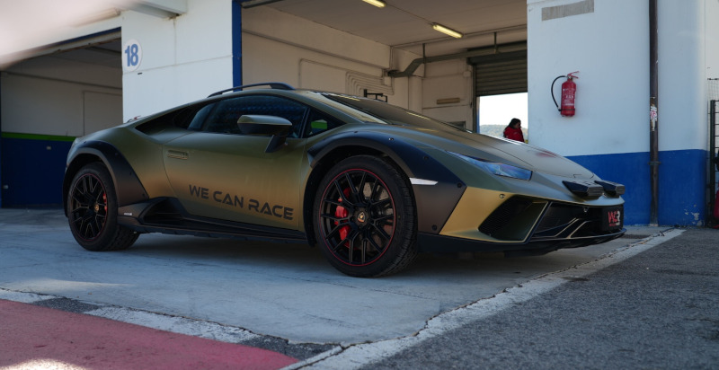 Guidare una Lamborghini Huracán Sterrato in pista a Magione