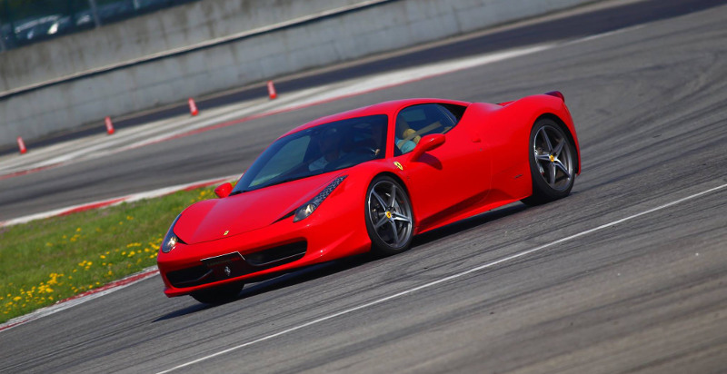 Guidare una Ferrari in pista Arese, Milano - regali 24