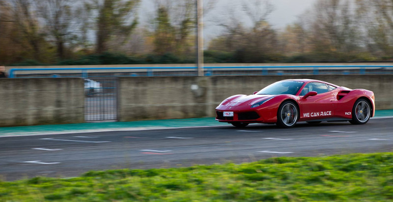 Guidare una Ferrari in pista circuito di Foggia Puglia