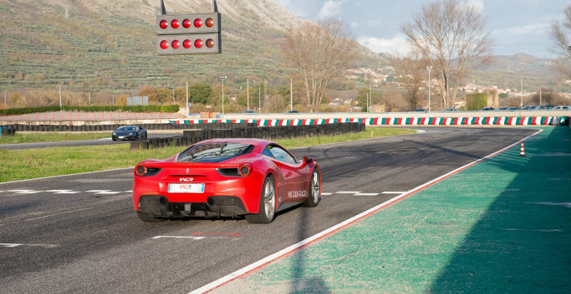 Guidare una Ferrari in pista Puglia