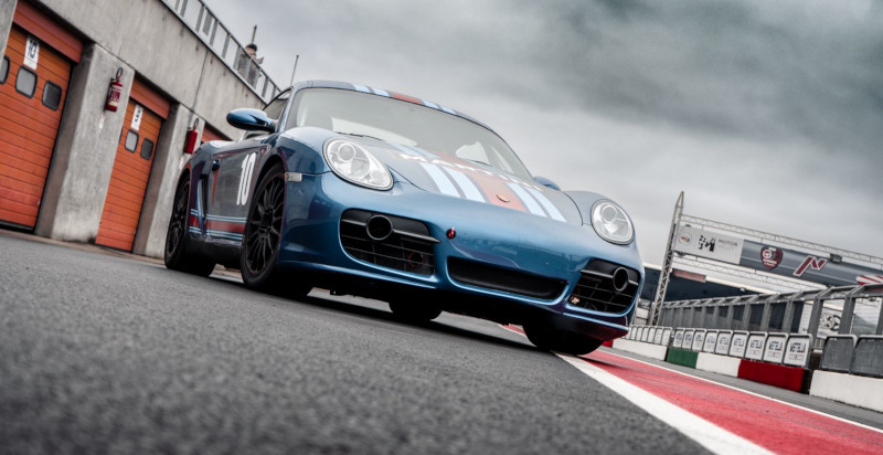 Esperienza di guida in pista con Porsche Cayman Cup a Lombardore