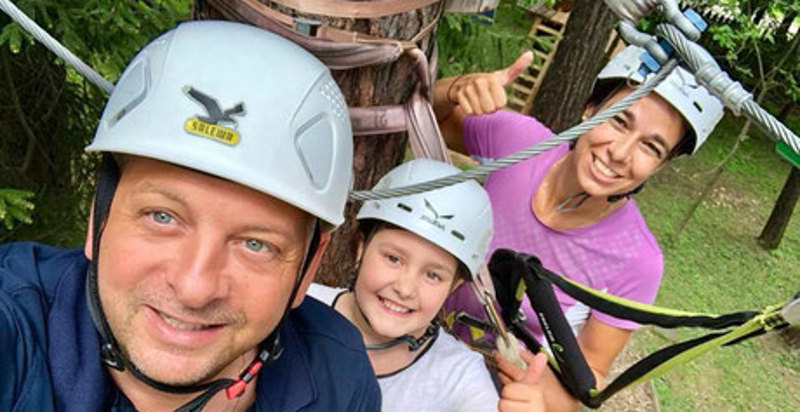 Famiglia felice al Parco Avventura Vipiteno