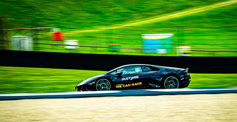 Lamborghini Huracán EVO sul rettilineo della pista salentina durante una sessione di guida