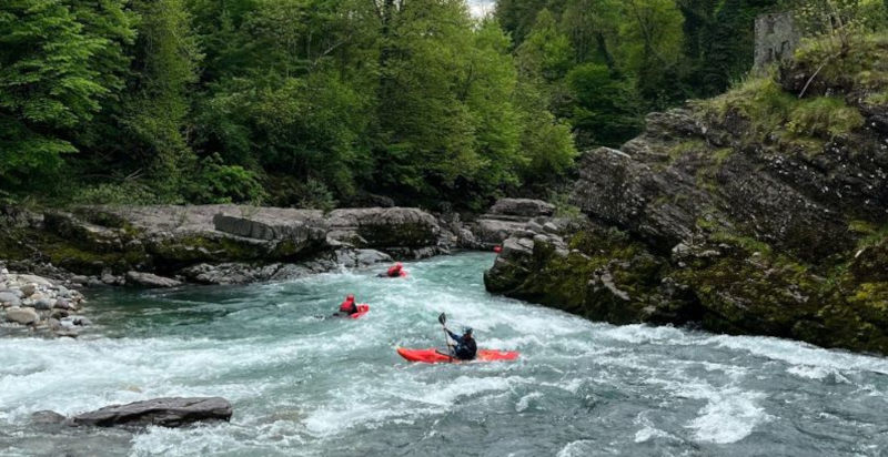 Guida durante hydrospeed sul fiume Brembo in sicurezza