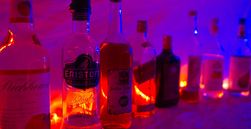 Igloo bar villaggio innevato con bancone di neve e illuminazione suggestiva