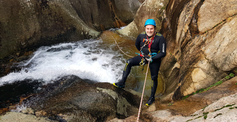 istruttore si cala con corda canyoning rio zairi sud sardegna