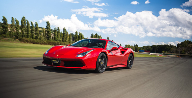 Ferrari 488 GTB in pista per la junior experience all'Autodromo di Varano