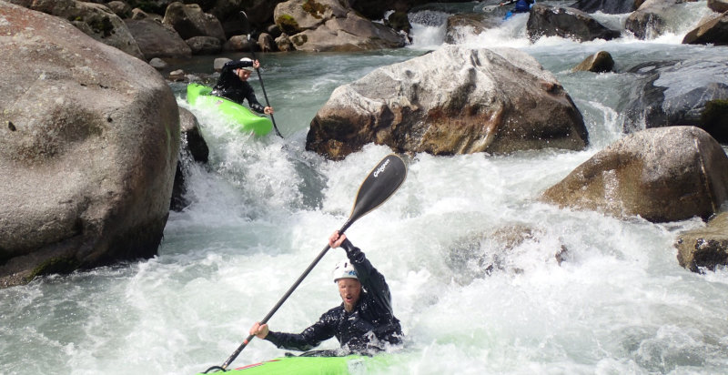 Gruppo di amici durante una discesa in kayak sui fiumi della Valsesia