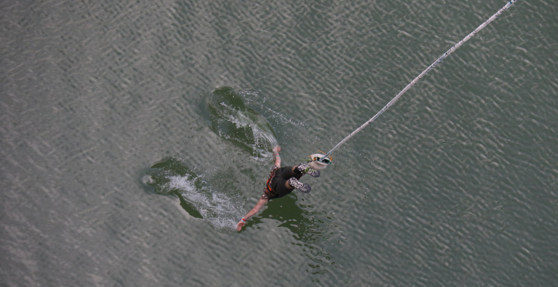 Salto bungee con entrata in acqua in Austria