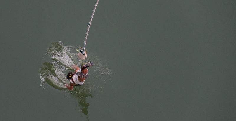 Salto bungee con immersione nell'acqua alla diga di Klaus