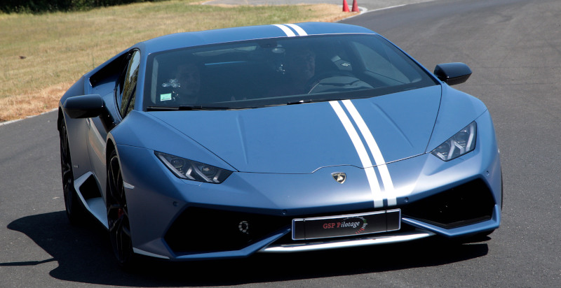 Giro da passeggero su Lamborghini Huracan Avio mentre sfreccia sul Circuito Il Sagittario di Latina