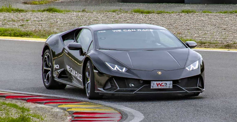 Lamborghini Huracán Evo da 640 CV mentre sfreccia sul nastro d'asfalto del circuito di Binetto