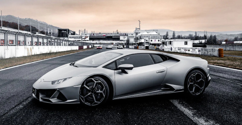 Lamborghini Huracan Evo su circuito durante esperienza di guida a Busca