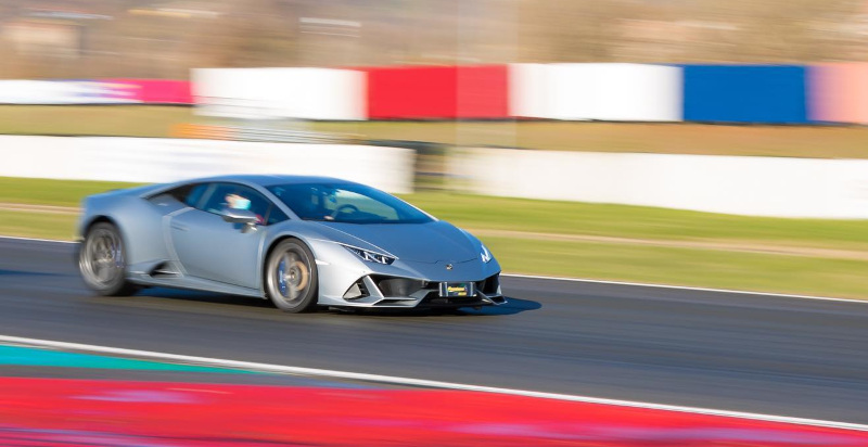 Lamborghini Huracan EVO in piena accelerazione sul rettilineo a Latina