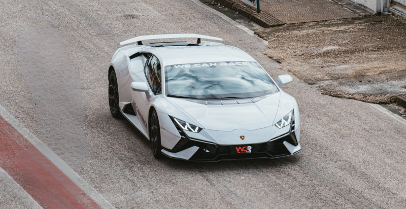 Lamborghini Huracán Tecnica durante una sessione di guida sportiva in pista