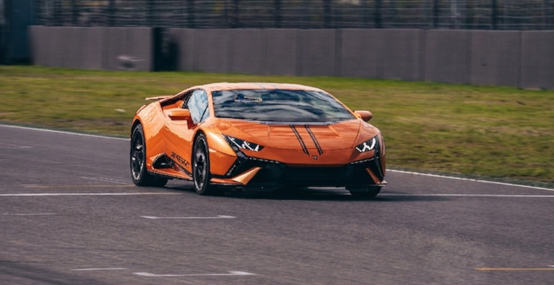 Lamborghini Huracán Tecnica con motore V10 aspirato durante un'esperienza in pista a Cremona