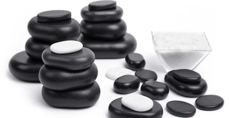 Trattamento con pietre calde che riequilibra Yin e Yang con pietre calde