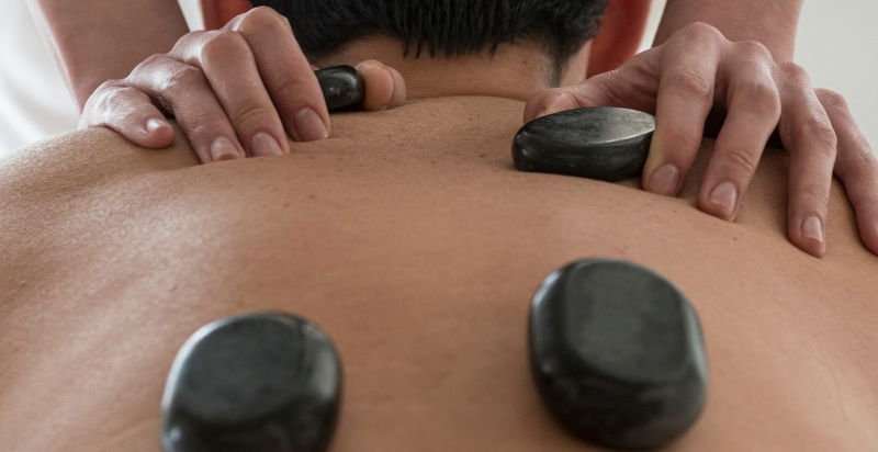 Massaggio alle pietre calde alla Spa Helvetia & Bristol per un rilassamento profondo