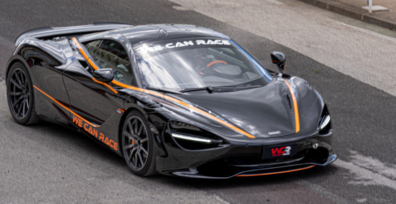 McLaren 750S V8 biturbo sul tracciato dell'Autodromo di Pergusa