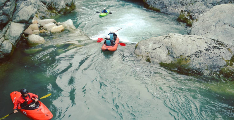 Esplorazione di acque cristalline con il packrafting in Piemonte