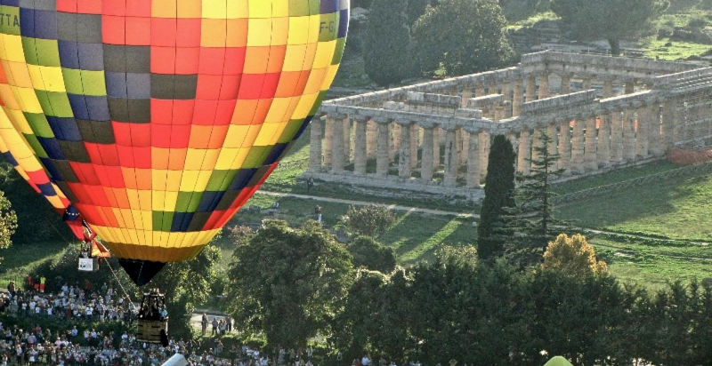 Volo in mongolfiera nel Cilento con vista panoramica sui templi e sul mare