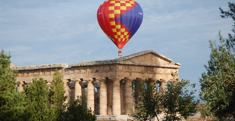 Decollo mattutino della mongolfiera a Paestum prima del volo