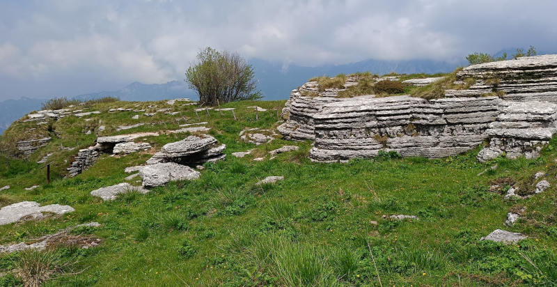 Paesaggi naturali della Lessinia durante escursione quad