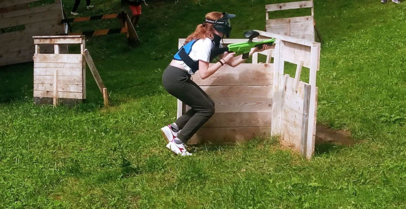 Giovani partecipanti al paintball junior in Val di Sole