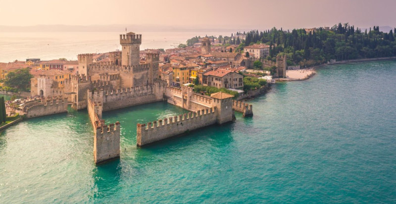 Elicottero in volo sopra le acque del Lago di Garda
