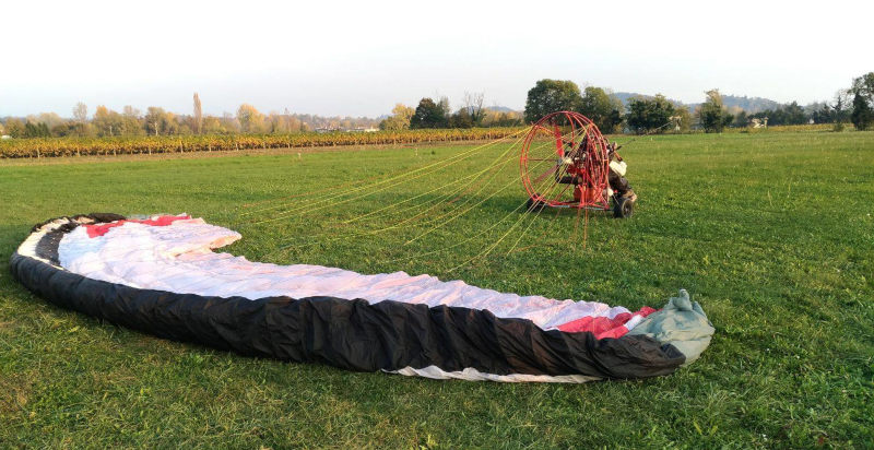 Preparazione al decollo del paramotore a Borso del Grappa