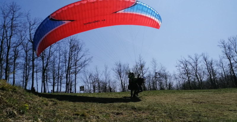 Esperienza di volo in parapendio biposto con decollo da Lessolo