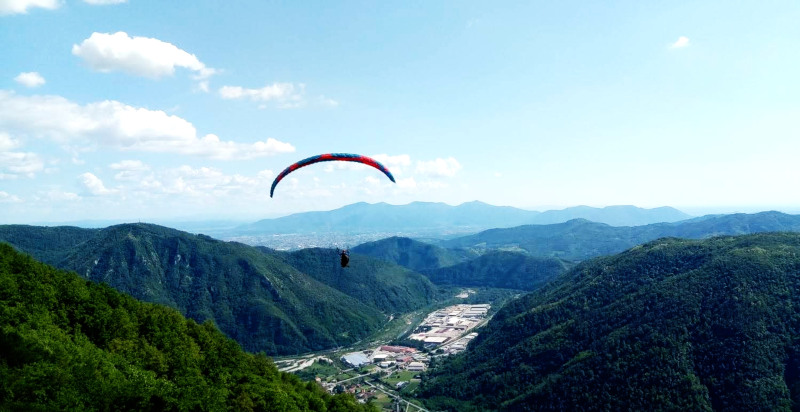 Panorama aereo durante il volo in parapendio sopra Diecimo e Garfagnana
