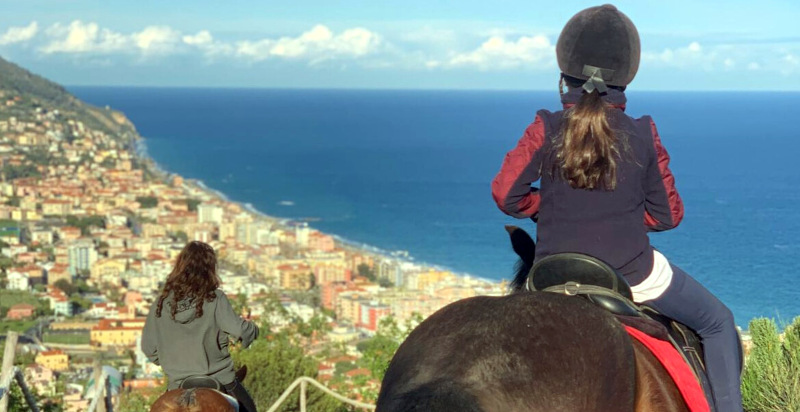 passeggiata a cavallo ragazze vista mare a Pietra Ligure