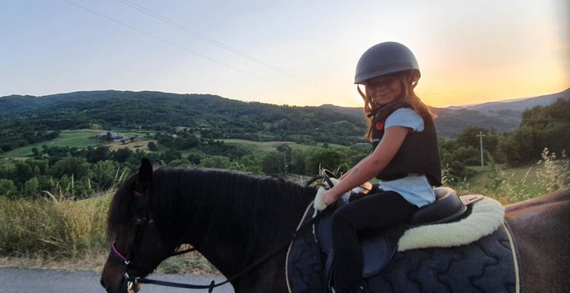Bimba in sella a un cavallo Bardigiano nella Val Noveglia